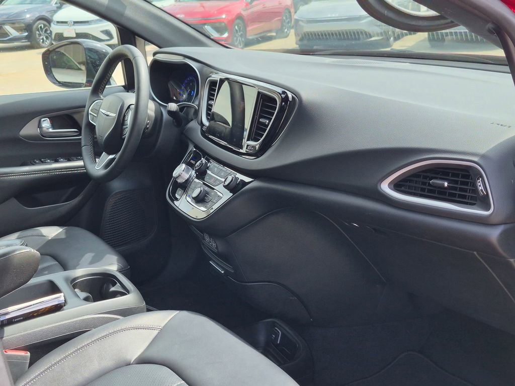 Used 2025 Chrysler Pacifica Select FWD image 29