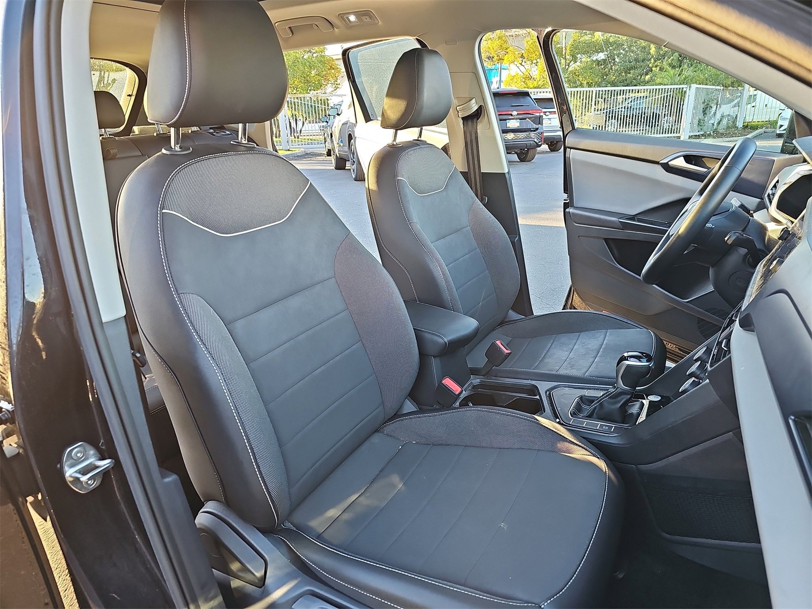 Used 2023 Volkswagen Taos SE w/ Panoramic Sunroof Package image 10