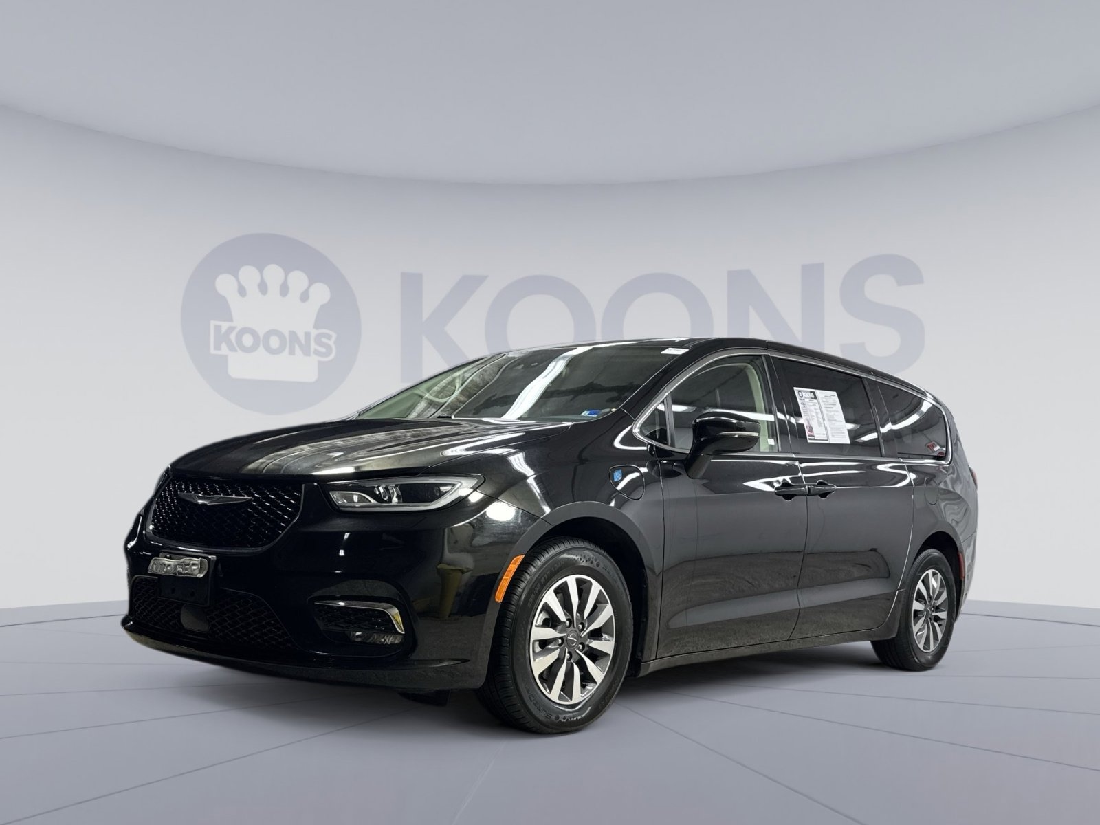 Used 2024 Chrysler Pacifica Select image 1