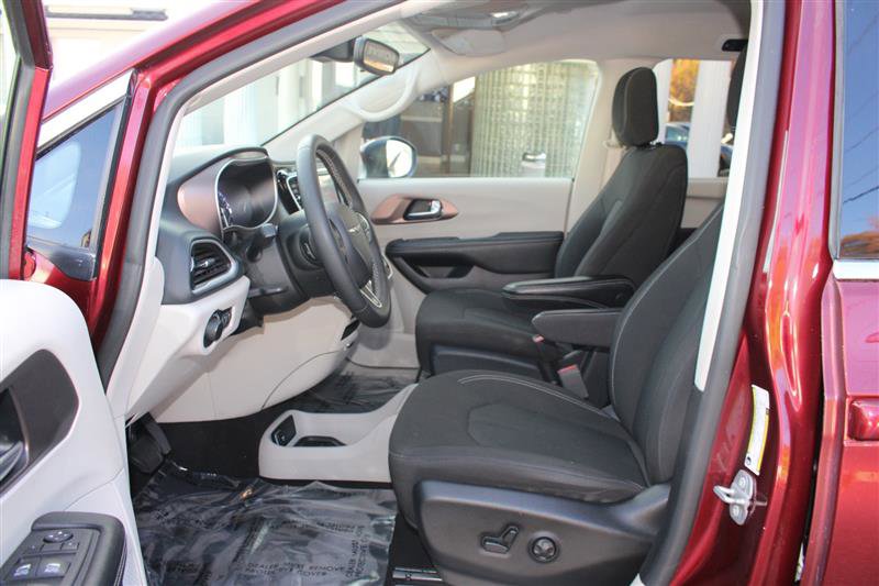 Used 2023 Chrysler Voyager LX image 11