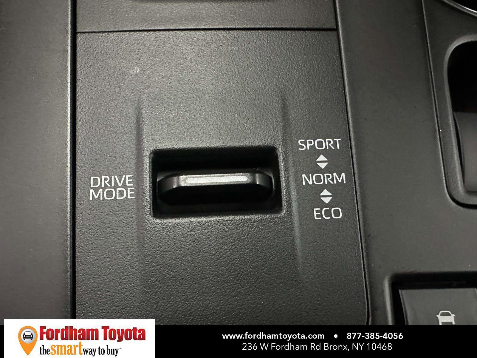Used 2022 Toyota Highlander XLE AWD/4WD image 31