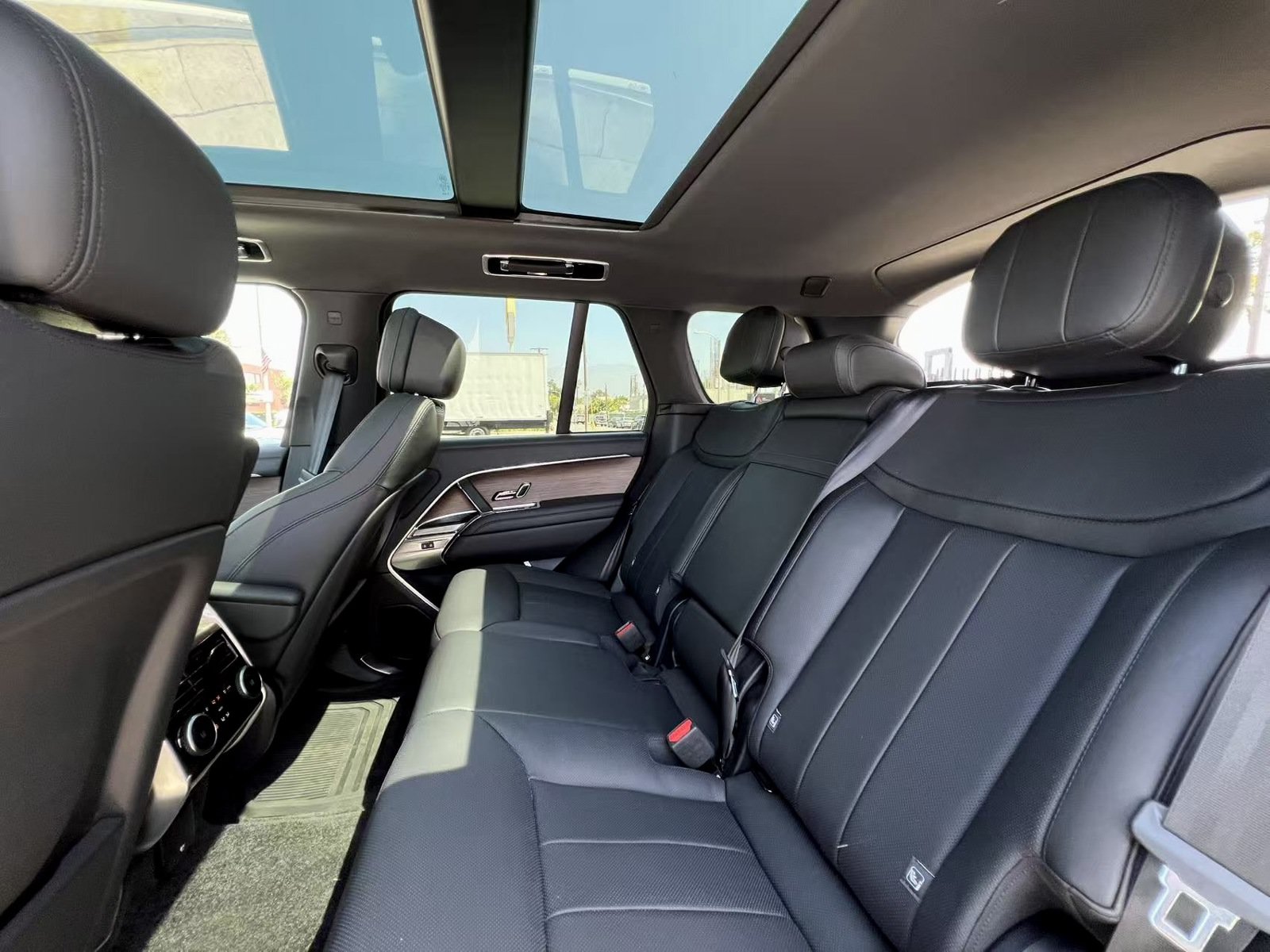 Used 2024 Land Rover Range Rover SE AWD/4WD image 8