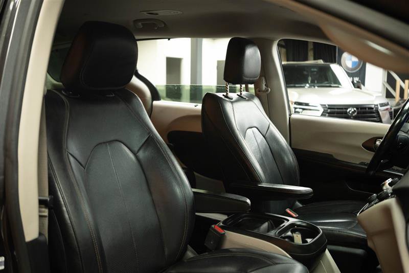 Used 2019 Chrysler Pacifica Touring-L FWD image 16