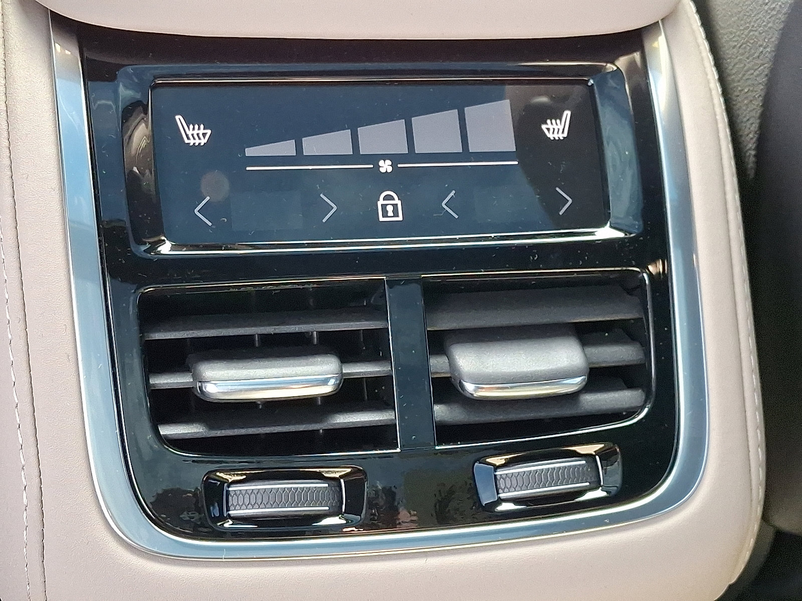 New 2026 Volvo XC90 B6 Plus w/ Protection Package Premier image 6