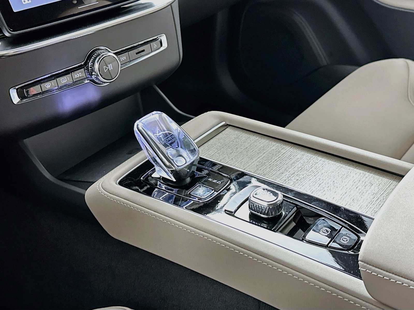 New 2027 Volvo XC90 B6 Plus AWD/4WD image 15