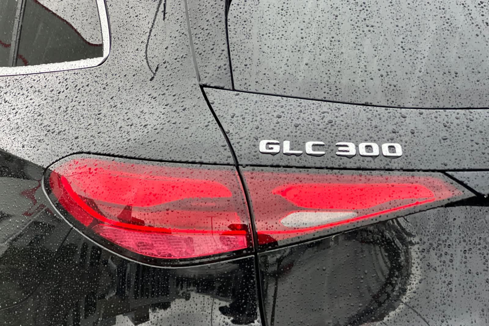 Used 2025 Mercedes-Benz GLC 300 4MATIC image 34