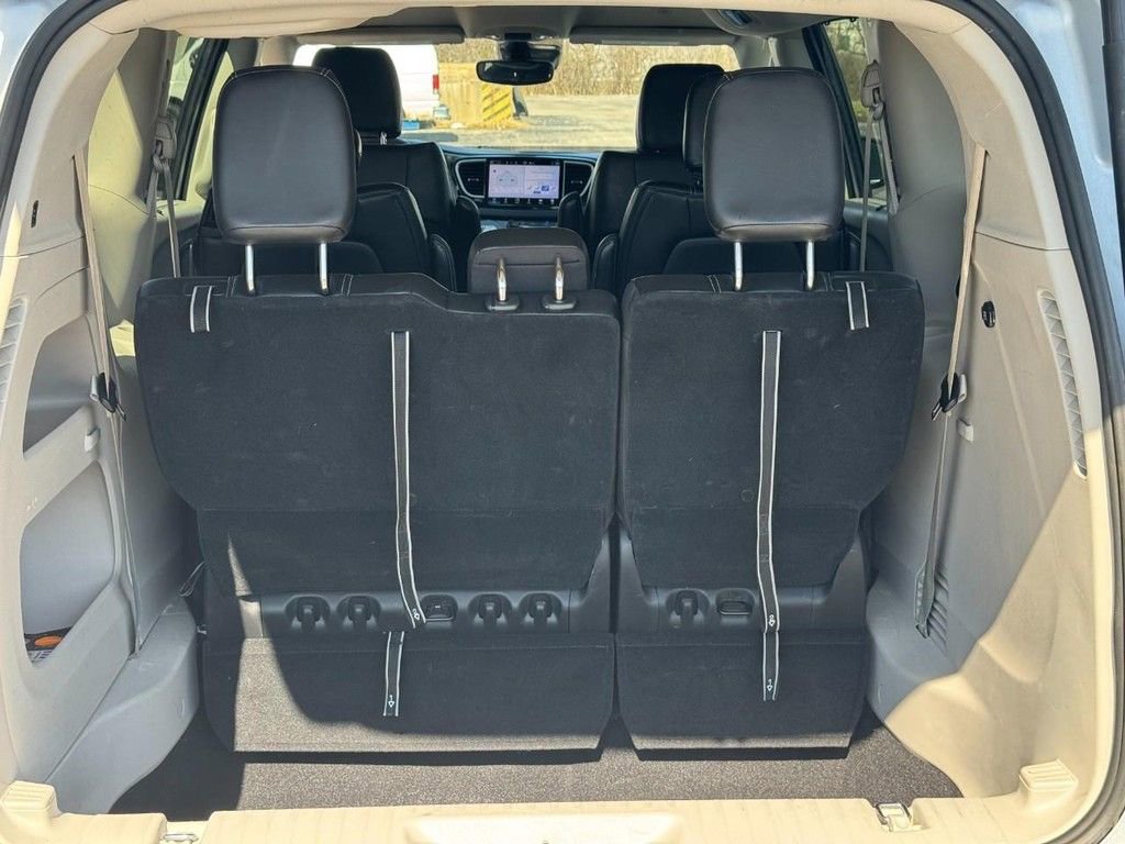 Used 2024 Chrysler Pacifica Touring-L image 4