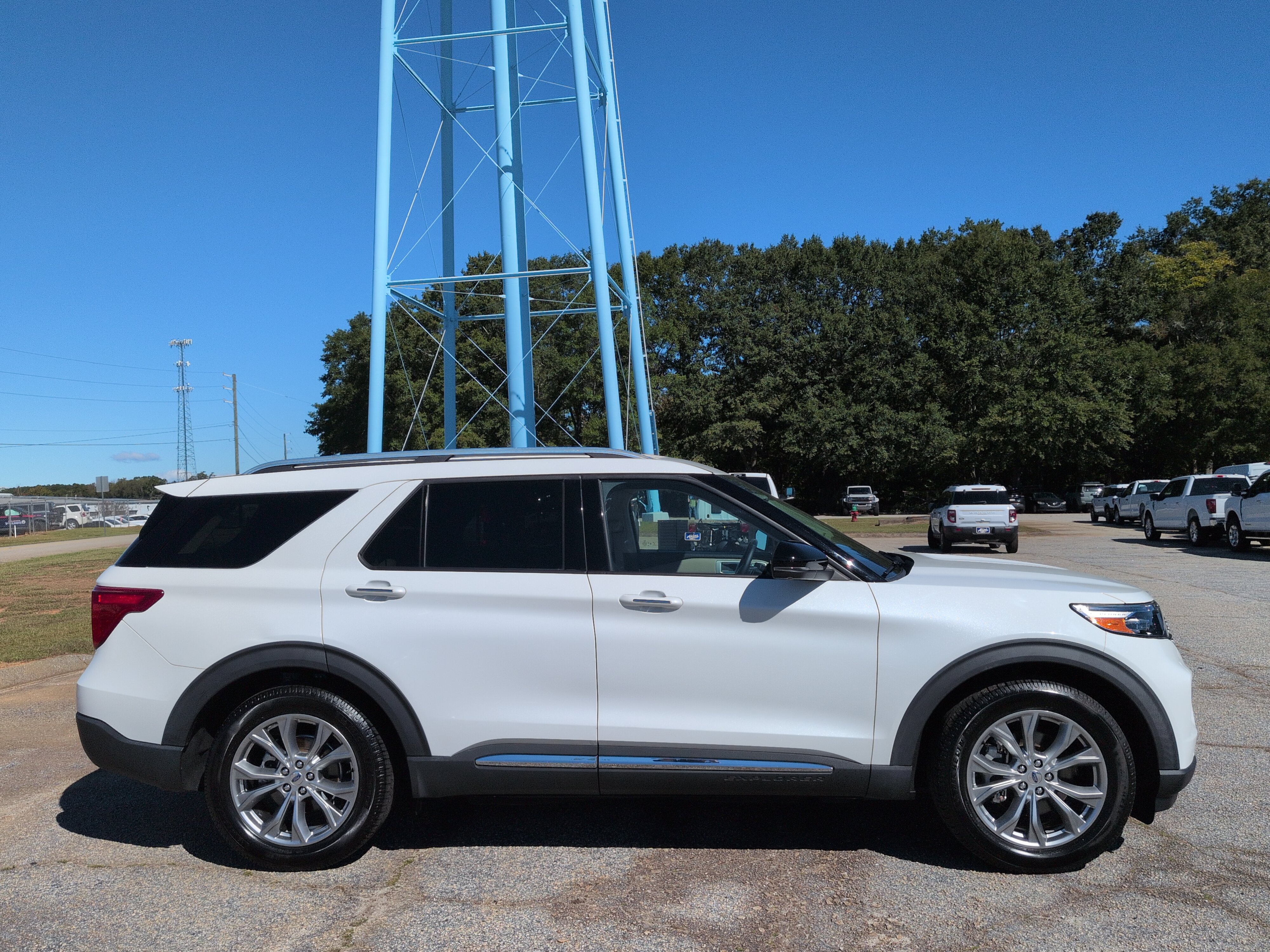 Used 2020 Ford Explorer Limited RWD image 2