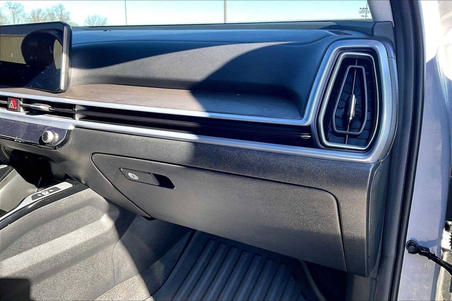 Used 2025 Kia Sorento SX image 16