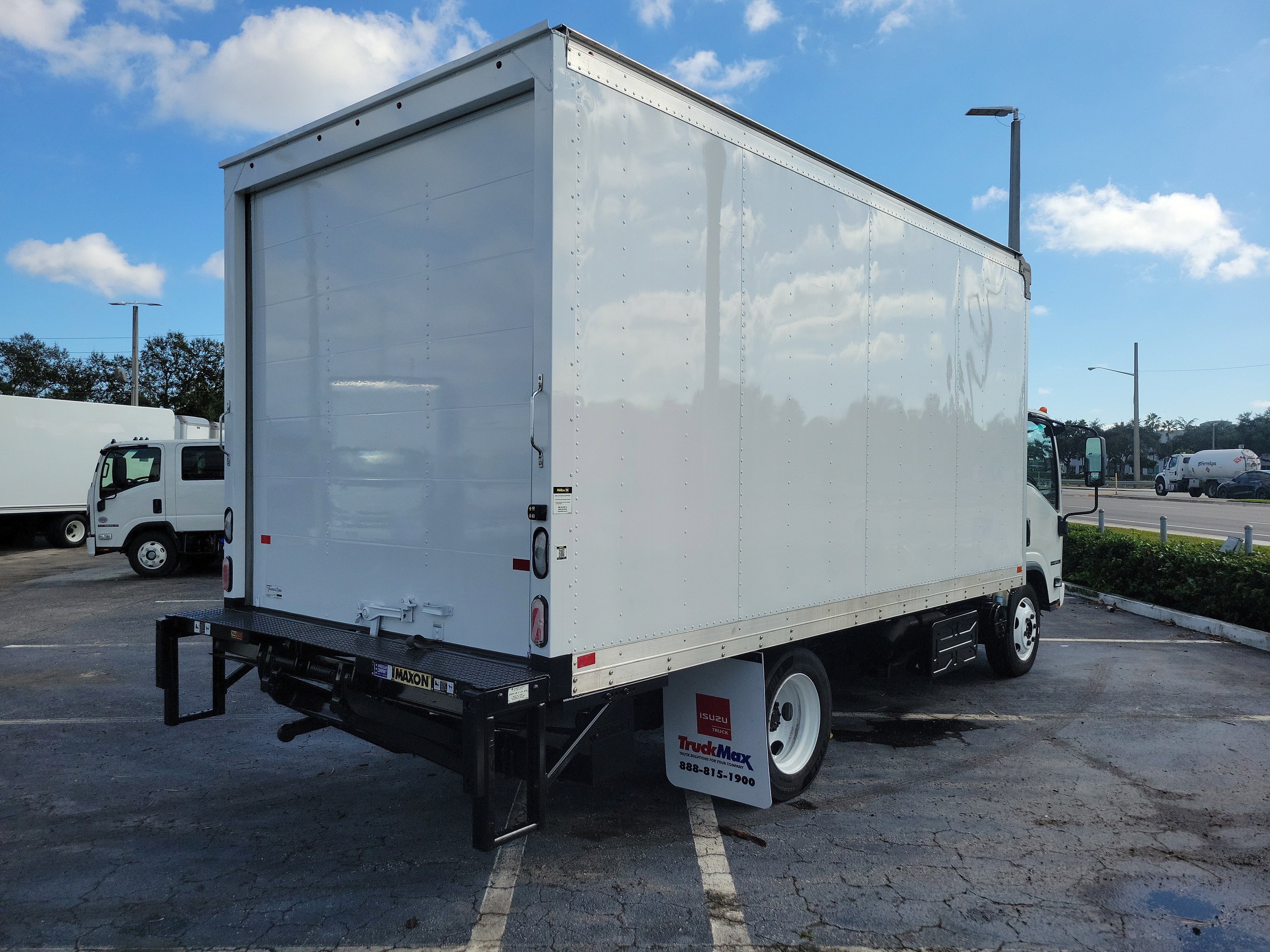 Used 2023 Isuzu NPR image 4