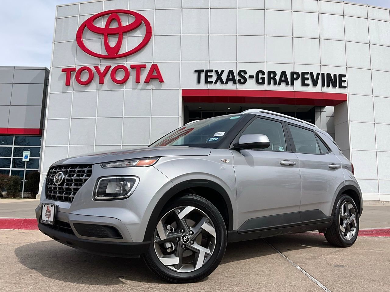 Used 2025 Hyundai Venue SEL image 2