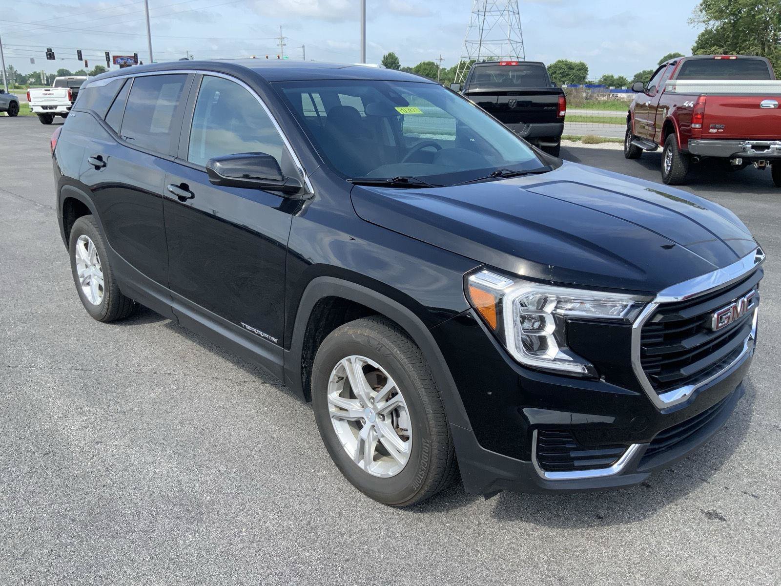 Used 2023 GMC Terrain SLE AWD/4WD image 2