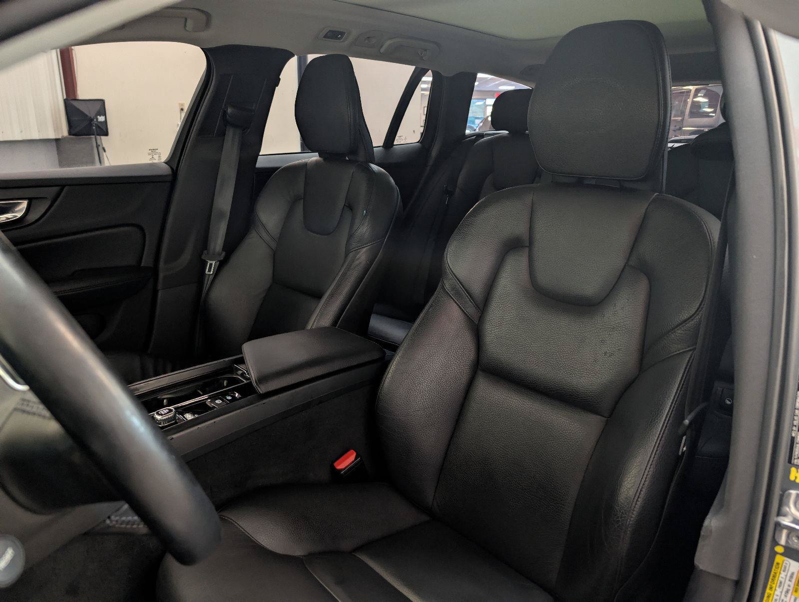 Used 2020 Volvo V60 T5 Momentum FWD image 2
