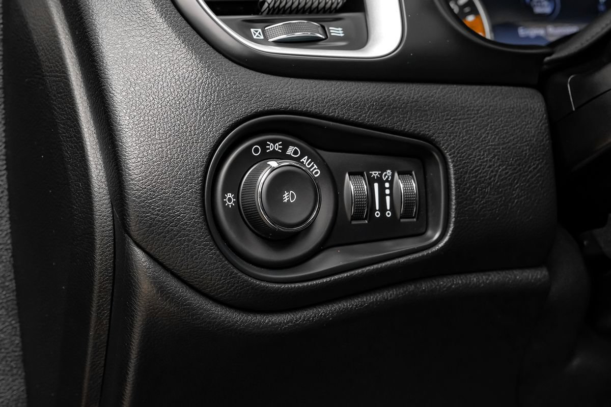 Used 2021 Jeep Renegade Latitude AWD/4WD image 19