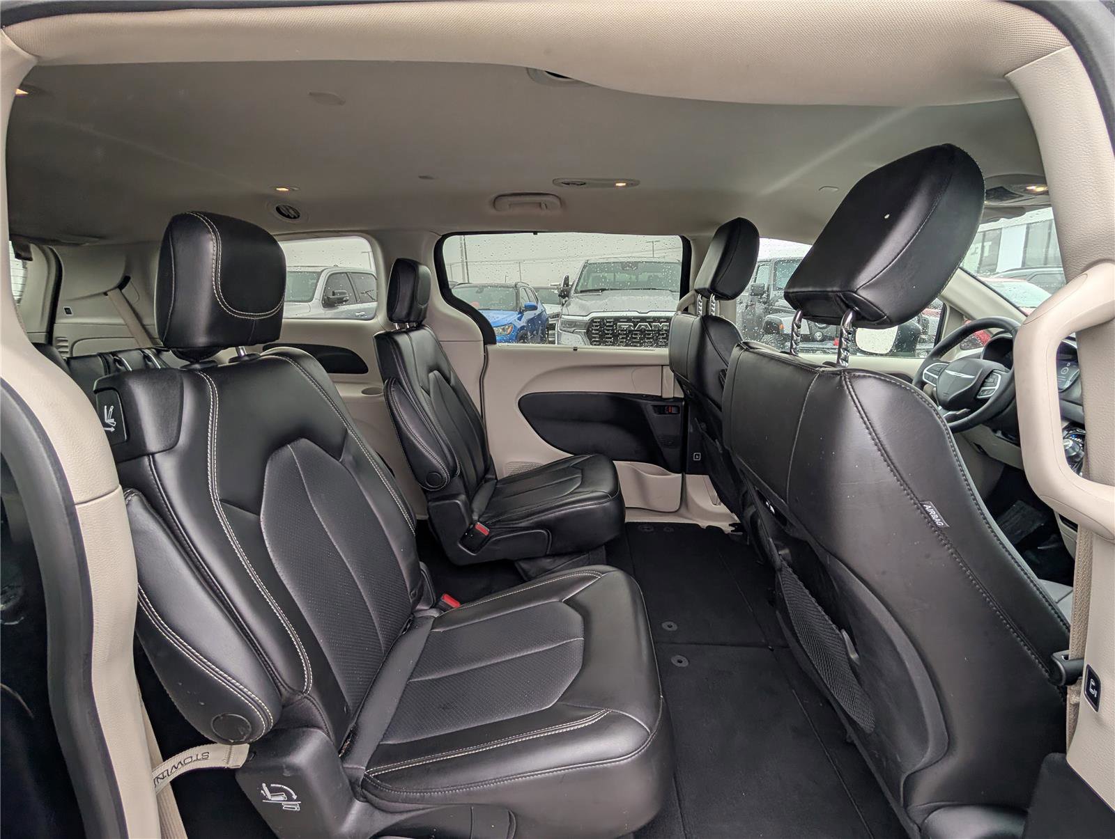 Used 2023 Chrysler Pacifica Touring-L image 11