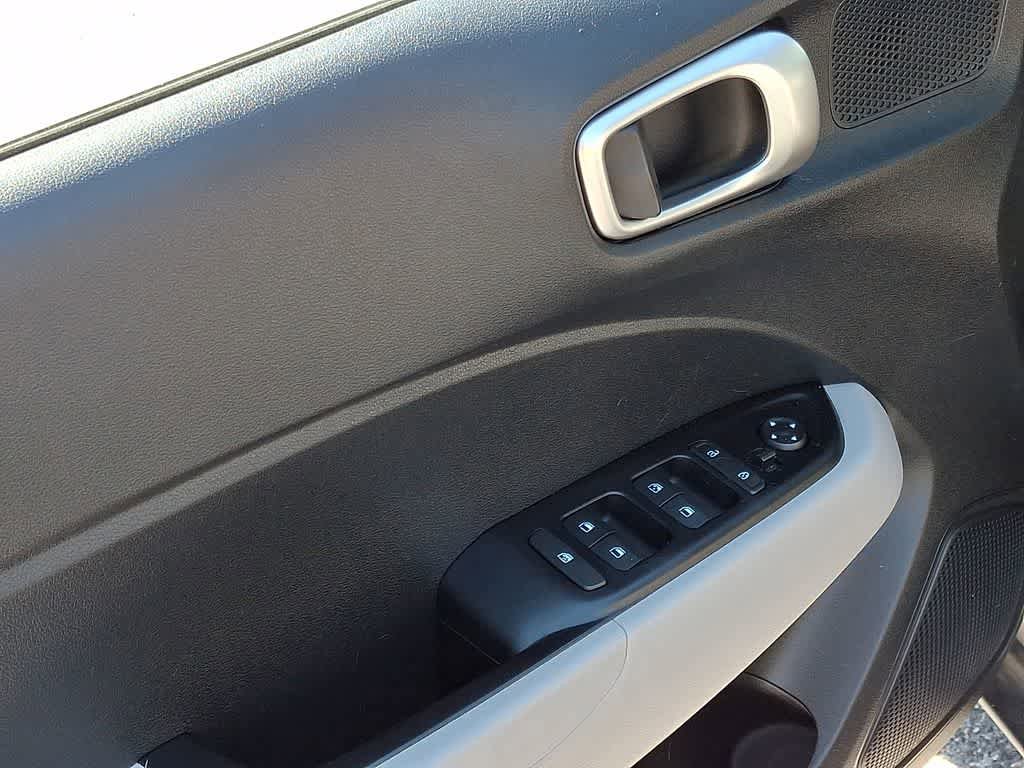 Used 2021 Hyundai Venue SEL FWD image 13