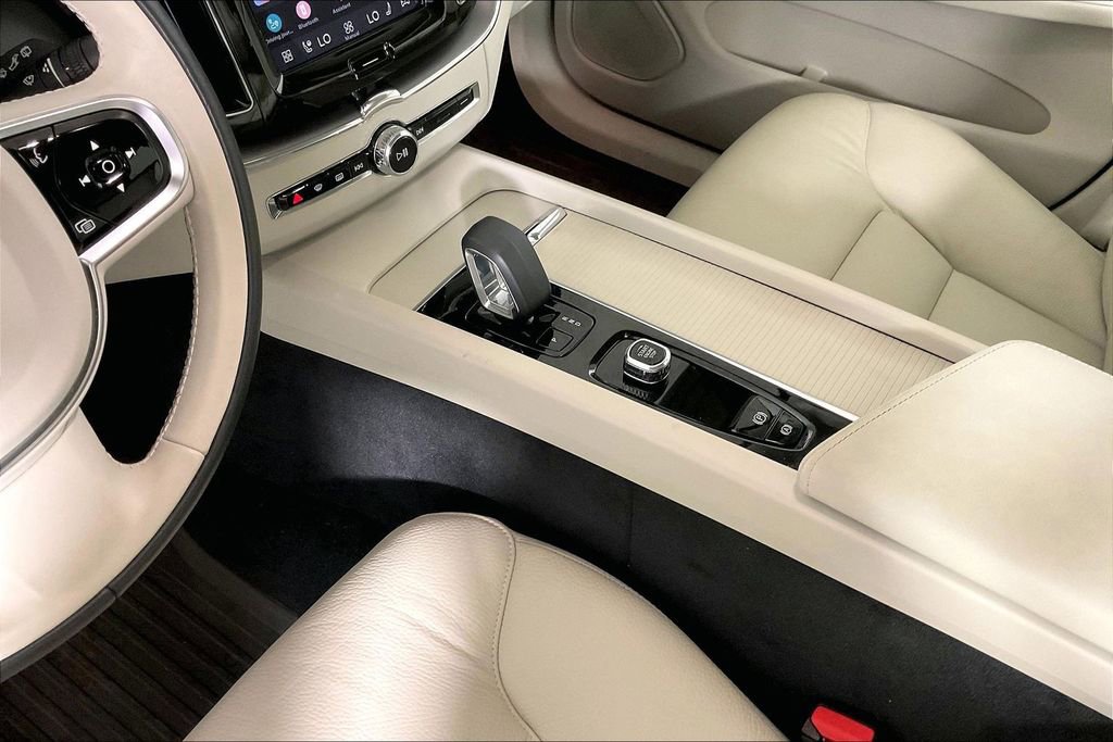 Used 2025 Volvo XC60 B5 Plus w/ Protection Package Premier image 17