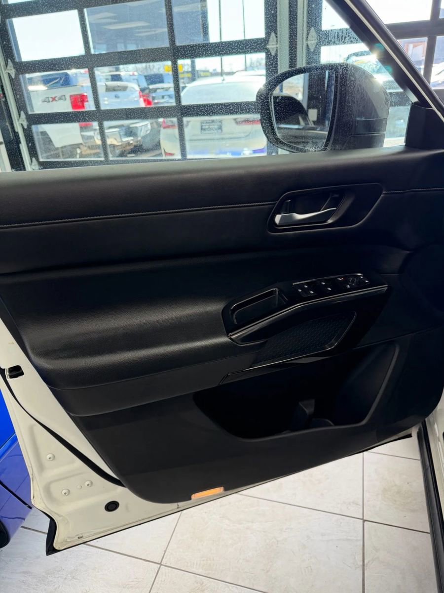 Used 2022 Nissan Pathfinder SV w/ SV Black Package image 22