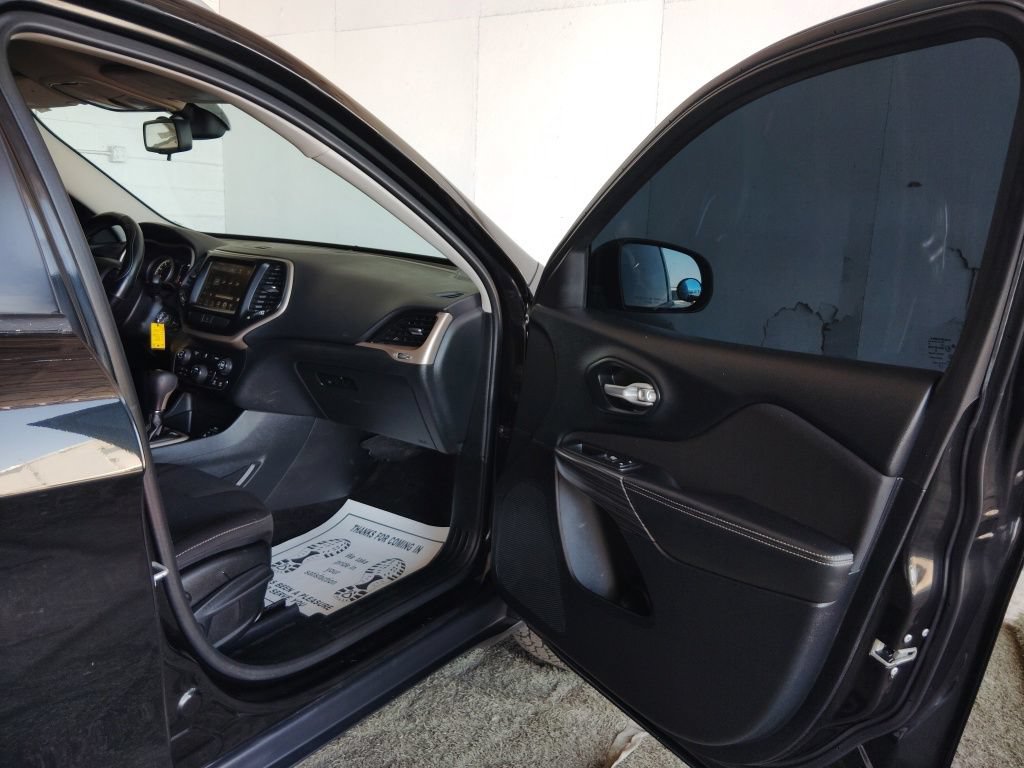 Used 2016 Jeep Cherokee Latitude w/ Comfort & Sound Group FWD image 10
