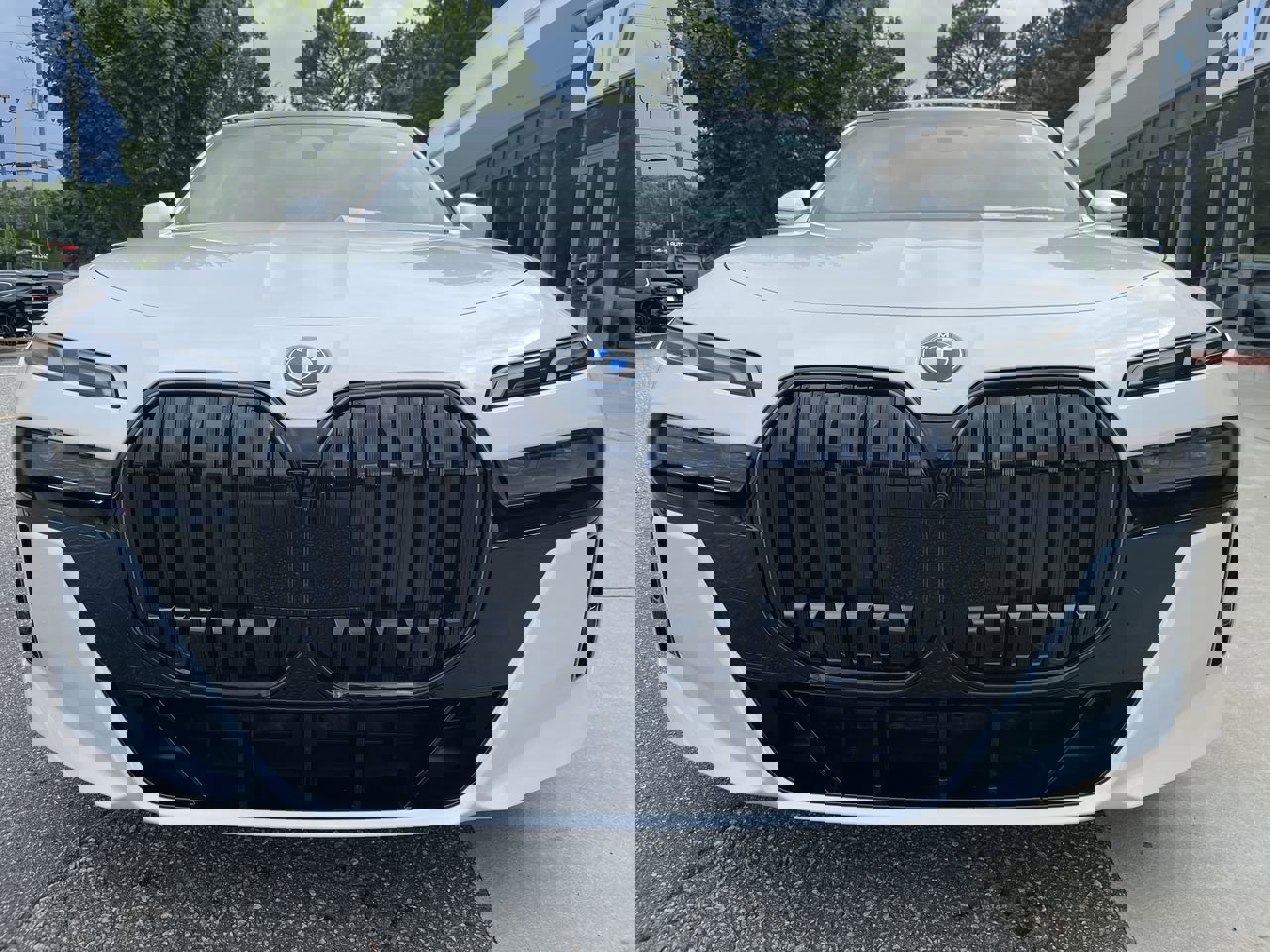 Used 2025 BMW i7 xDrive60 image 10