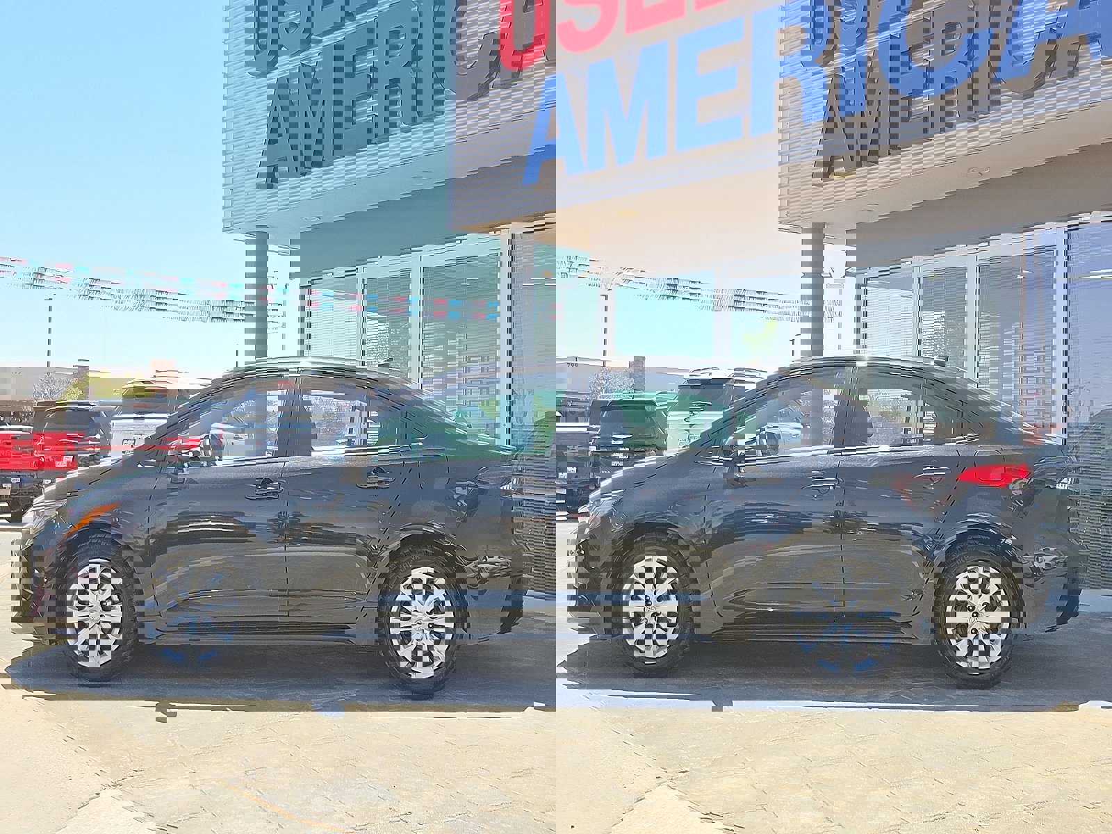 Used 2022 Toyota Corolla LE image 3