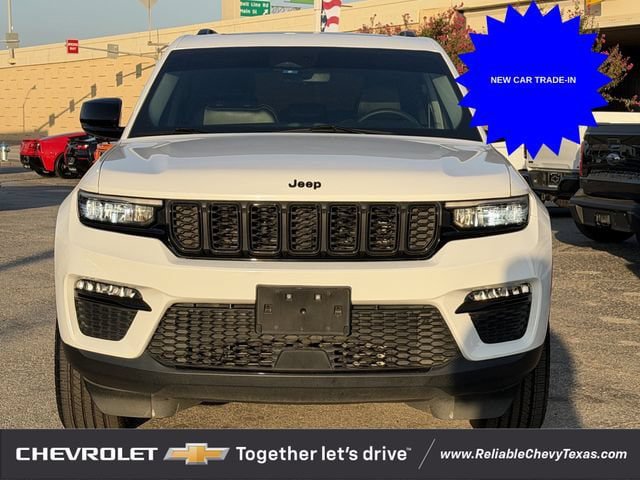 Used 2023 Jeep Grand Cherokee Limited w/ Black Appearance Package AWD/4WD image 3