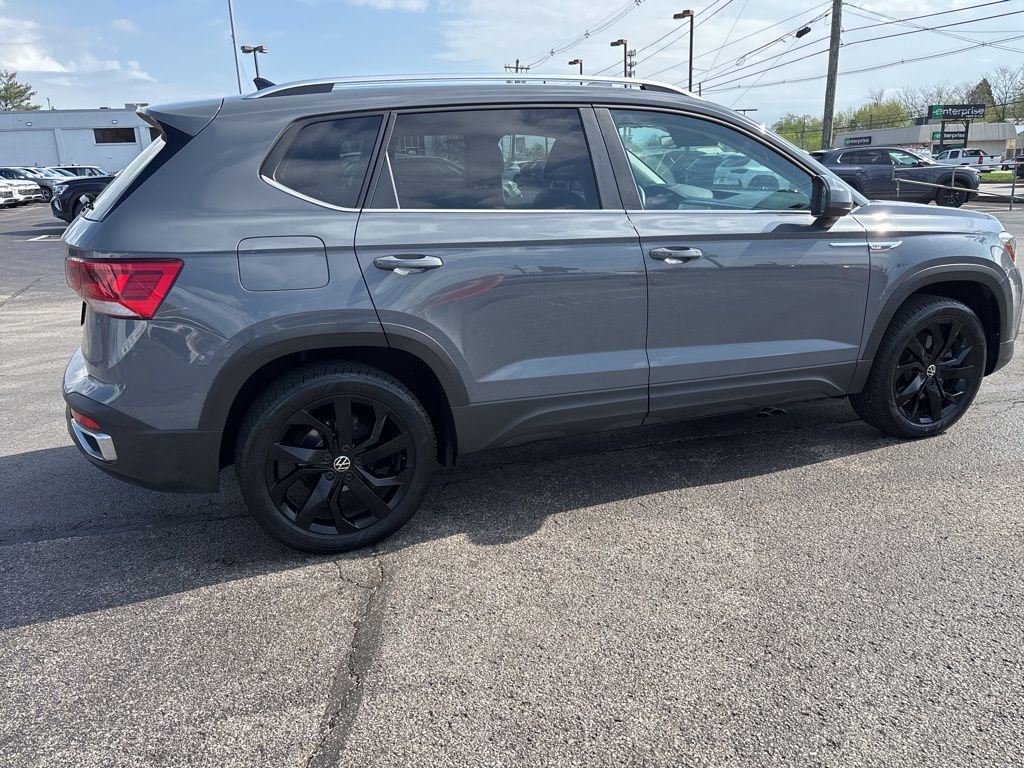 Used 2023 Volkswagen Taos SE w/ Panoramic Sunroof Package FWD image 8