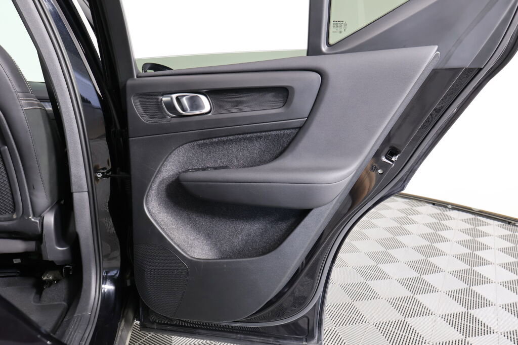 Used 2022 Volvo XC40 T5 R-Design image 22