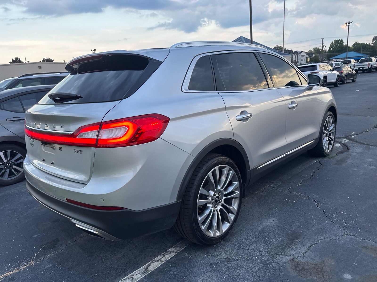 Used 2017 Lincoln MKX Reserve w/ Driver Assistance Package FWD image 5
