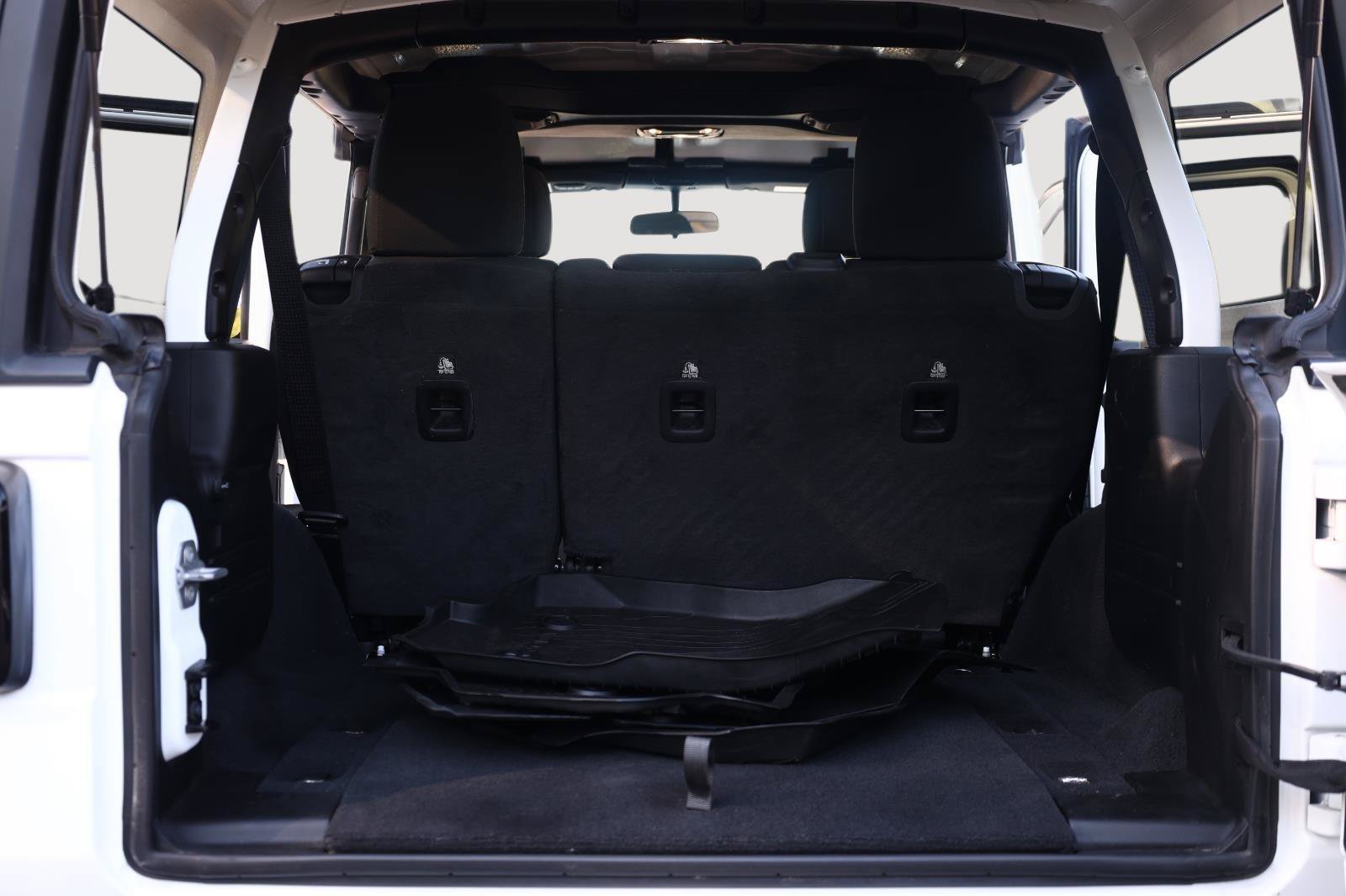 Used 2020 Jeep Wrangler Unlimited Sahara w/ Cold Weather Group AWD/4WD image 18