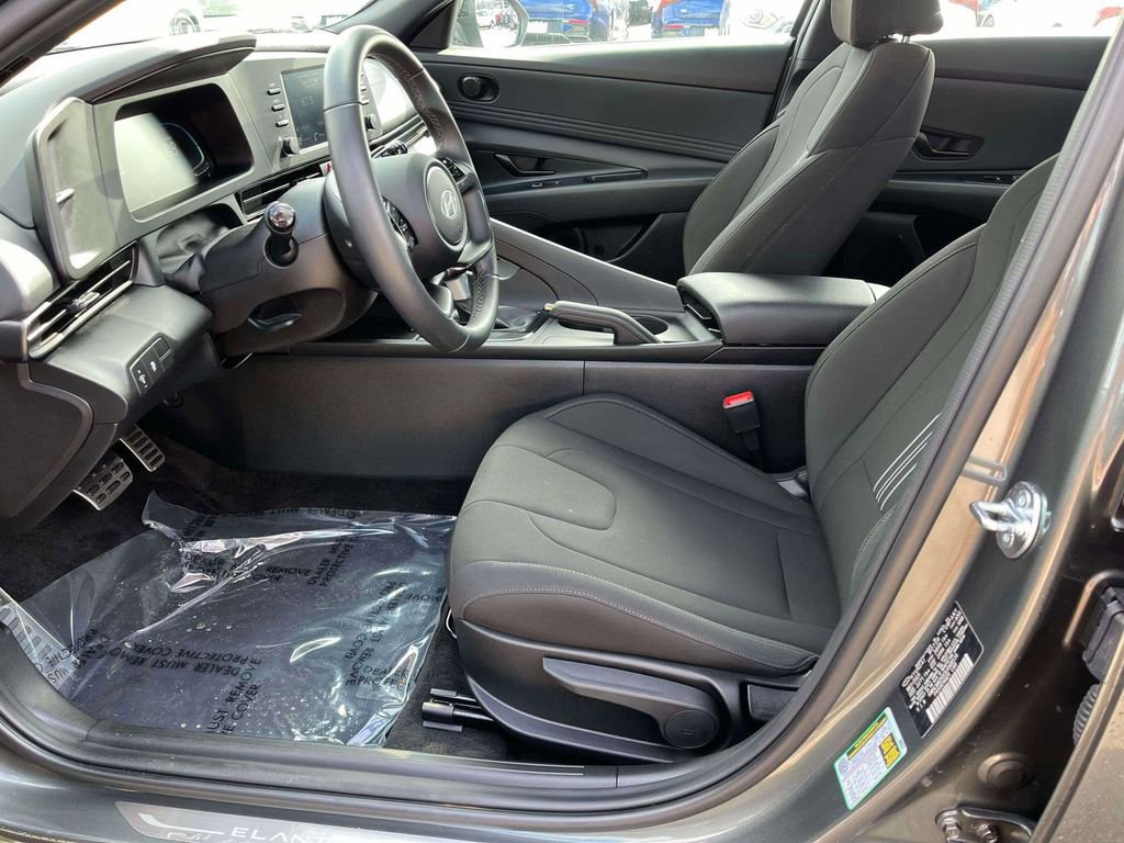 Used 2025 Hyundai Elantra Sport image 13