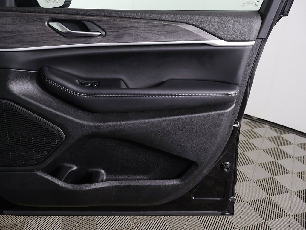 Used 2023 Jeep Grand Cherokee L Limited image 25