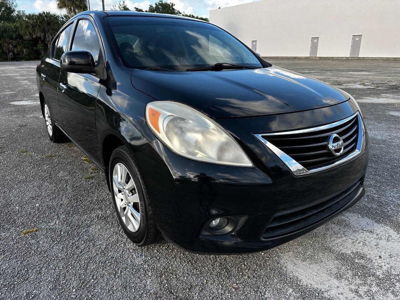 Used 2012 Nissan Versa SV FWD image 3