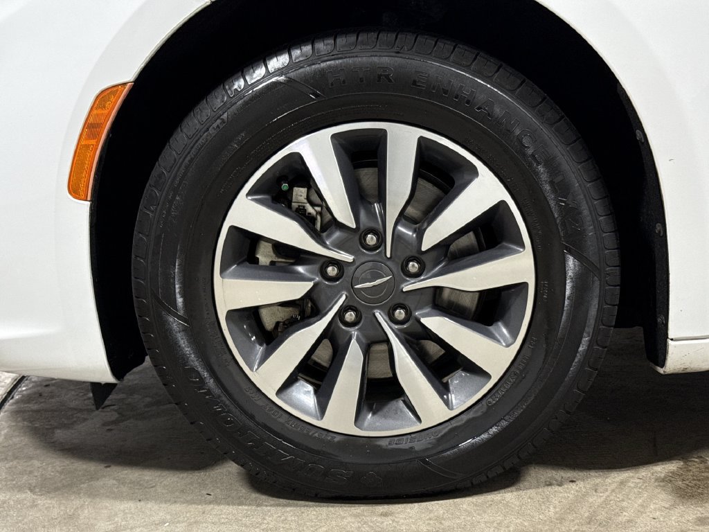Used 2021 Chrysler Pacifica Touring-L FWD image 27