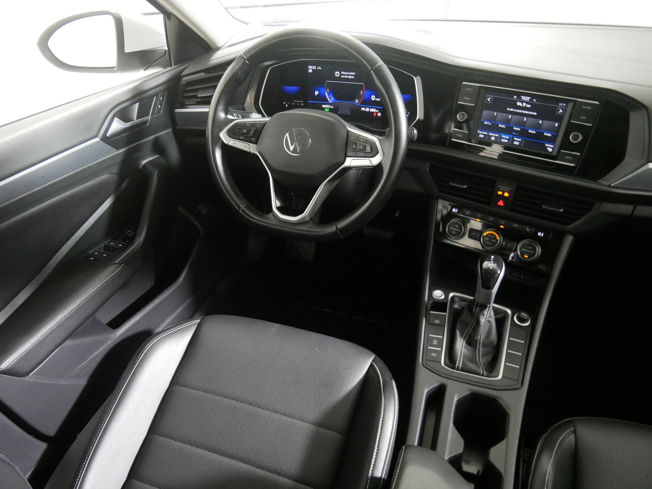 Certified 2022 Volkswagen Jetta SE w/ Panoramic Sunroof Package image 9