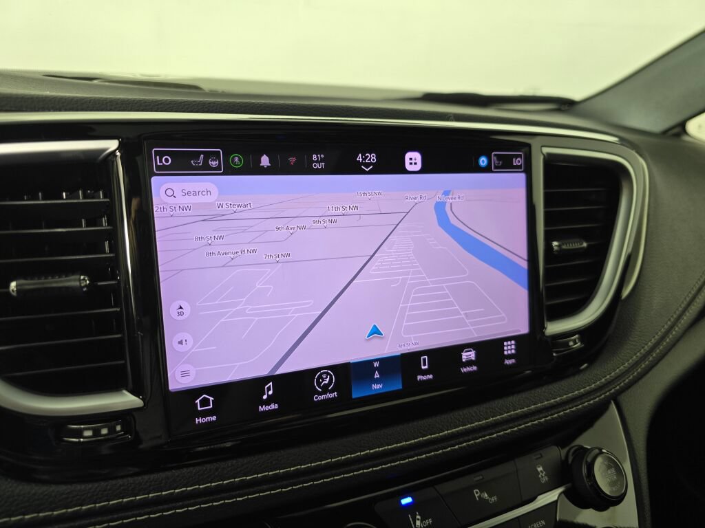 Used 2023 Chrysler Pacifica Limited w/ Uconnect Theater Family Group FWD image 31