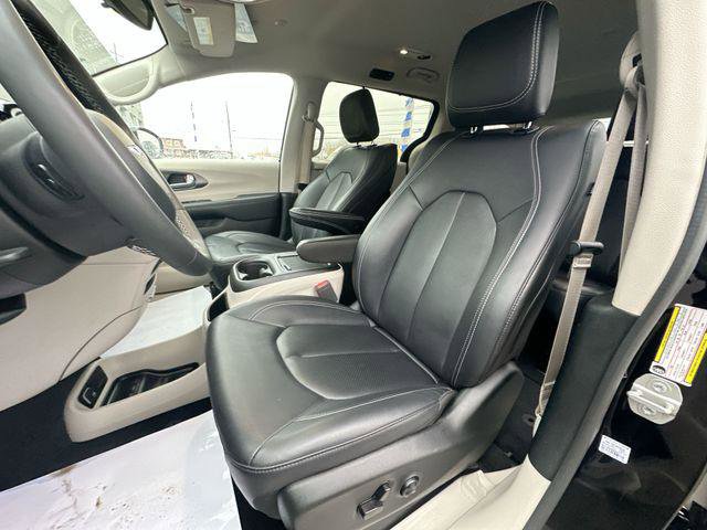 Certified 2024 Chrysler Pacifica Touring-L image 13