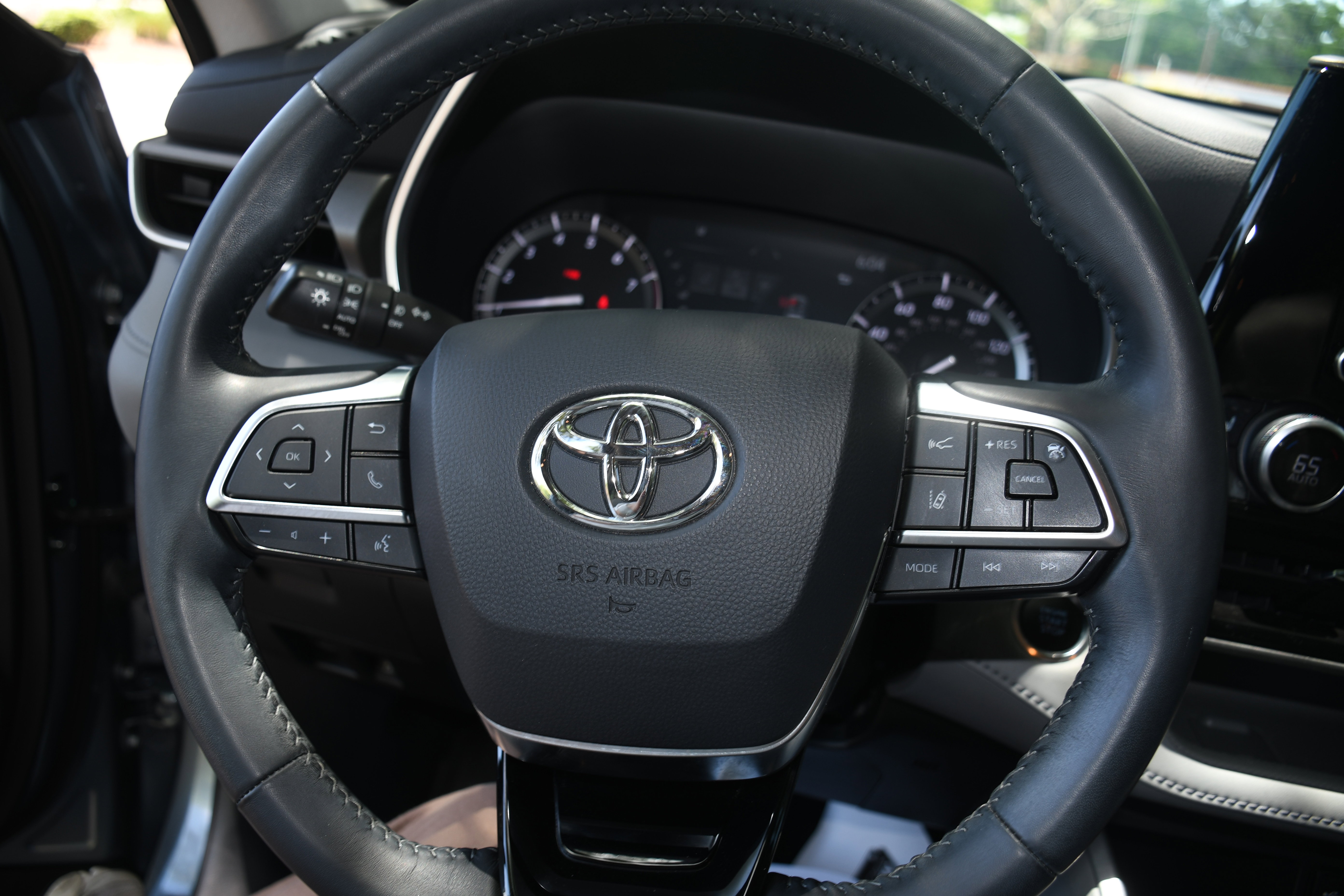 Used 2021 Toyota Highlander XLE AWD/4WD image 13