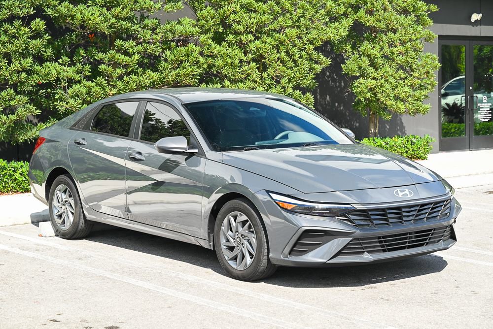 Used 2024 Hyundai Elantra Blue FWD image 3