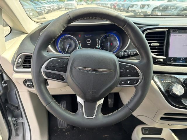 Used 2023 Chrysler Pacifica Touring-L FWD image 23