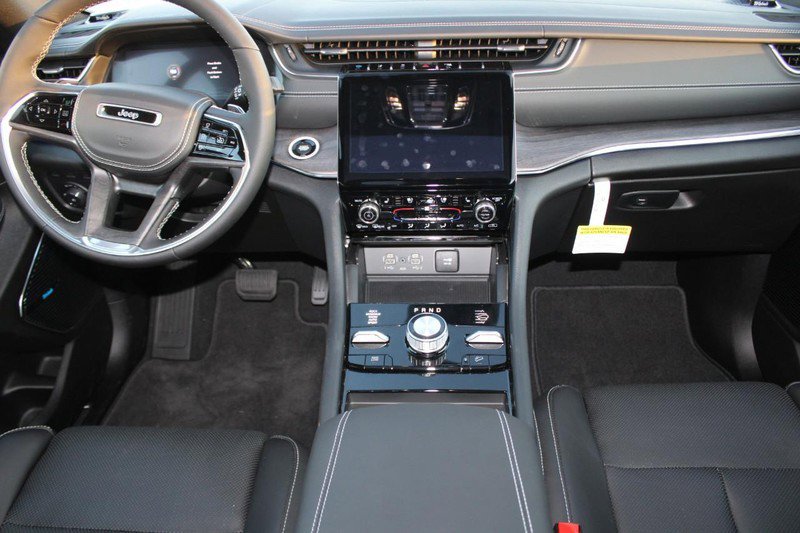 New 2023 Jeep Grand Cherokee Overland w/ Luxury Tech Group IV image 17