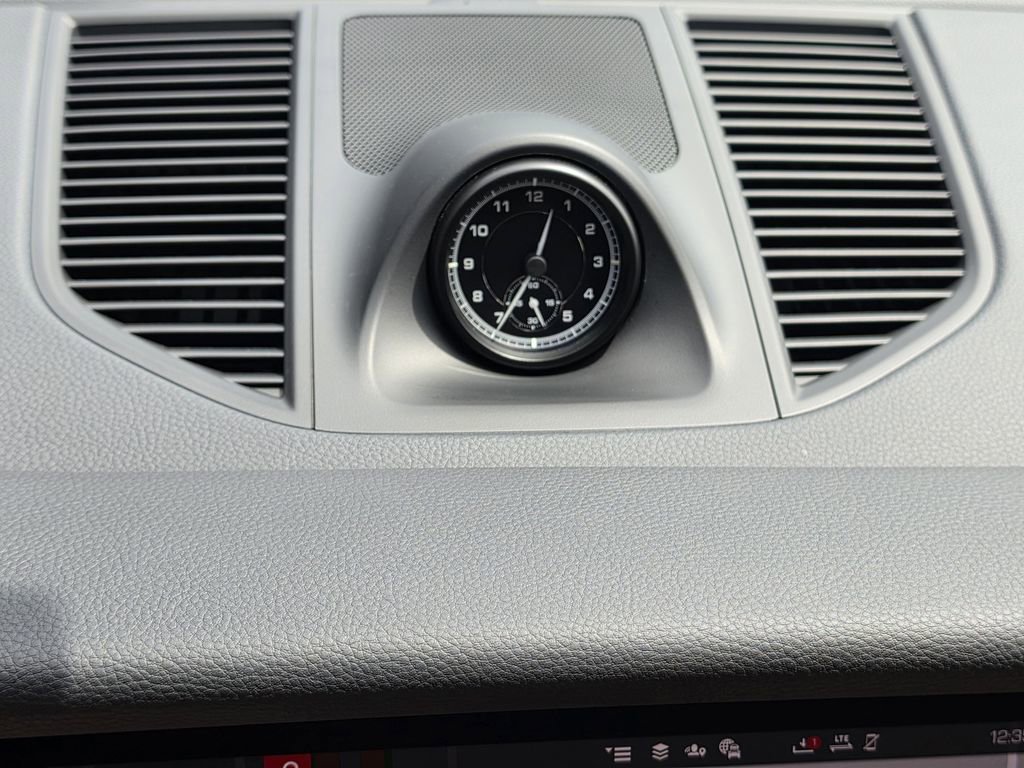 Certified 2025 Porsche Macan image 24