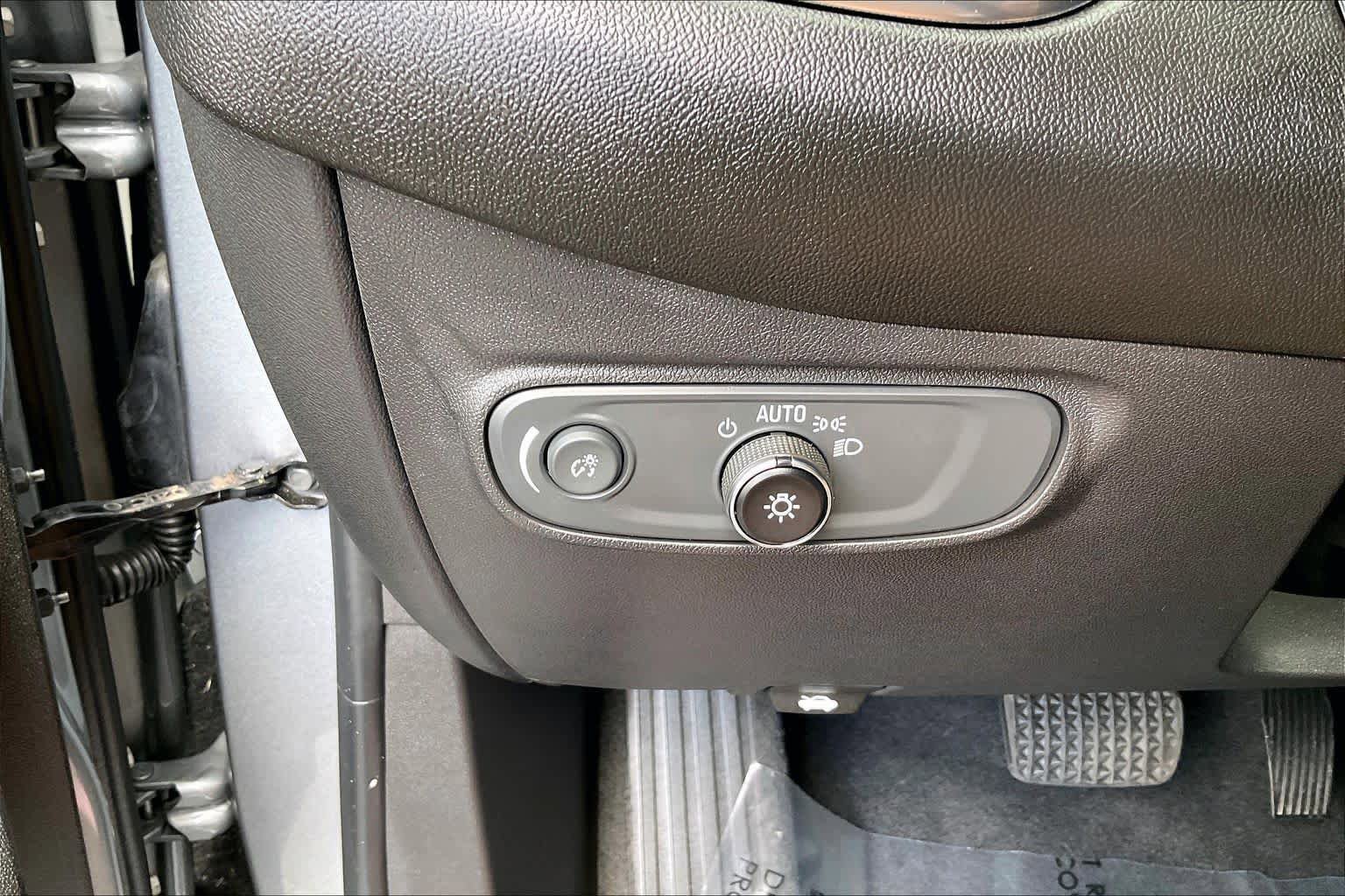 Used 2023 Chevrolet Equinox LS w/ LS Convenience Package FWD image 32