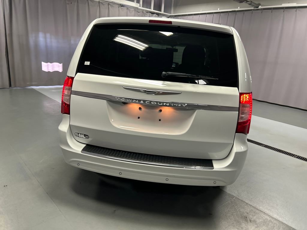 Used 2016 Chrysler Town & Country Touring-L FWD image 6