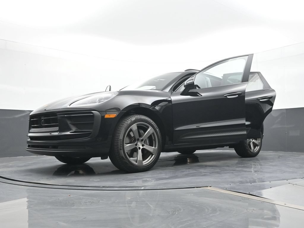 Certified 2025 Porsche Macan AWD/4WD image 31