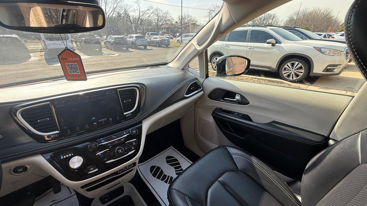 Used 2024 Chrysler Pacifica Select FWD image 17