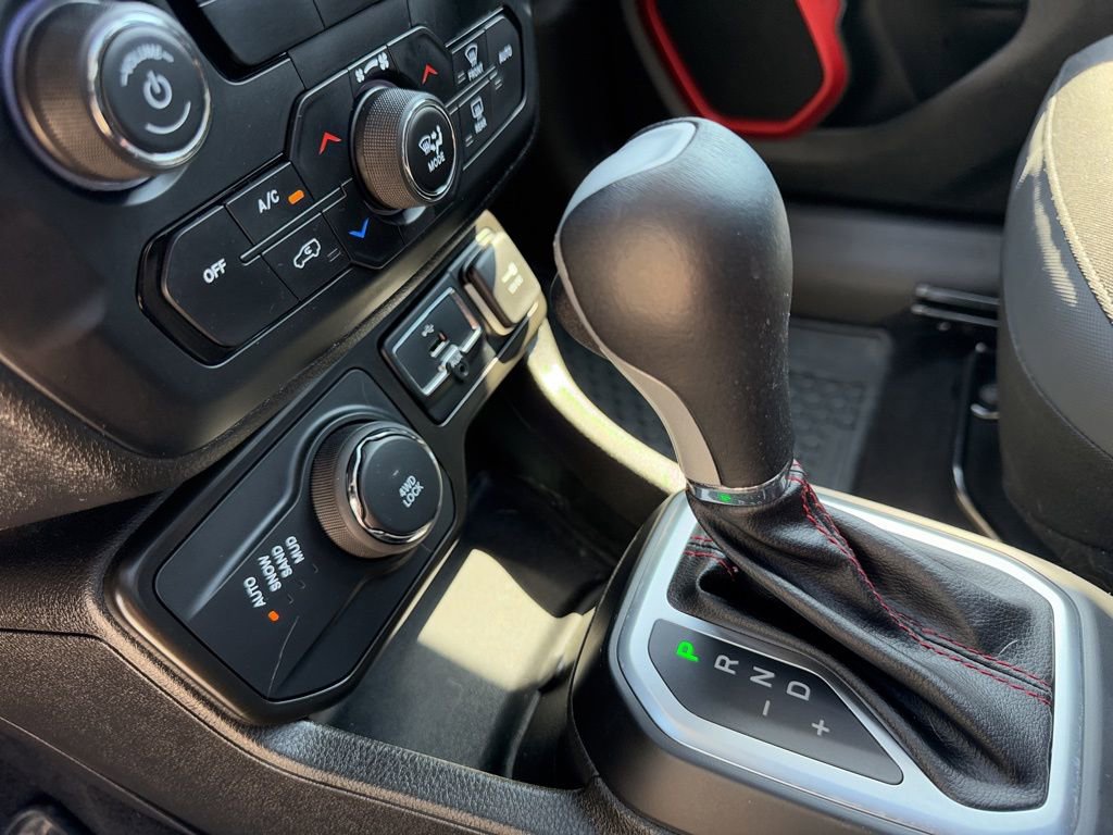 Used 2023 Jeep Renegade Latitude w/ Sun/Sound Group AWD/4WD image 33