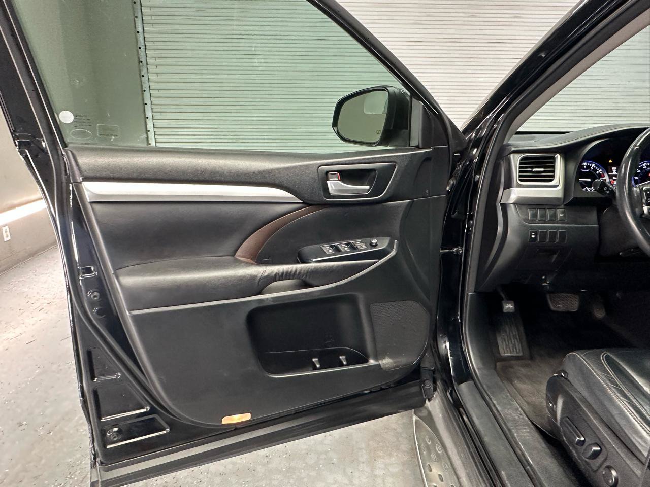 Used 2015 Toyota Highlander XLE FWD image 17
