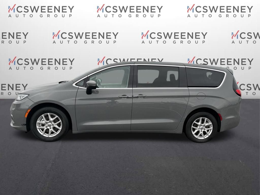 Used 2023 Chrysler Pacifica Touring-L image 2