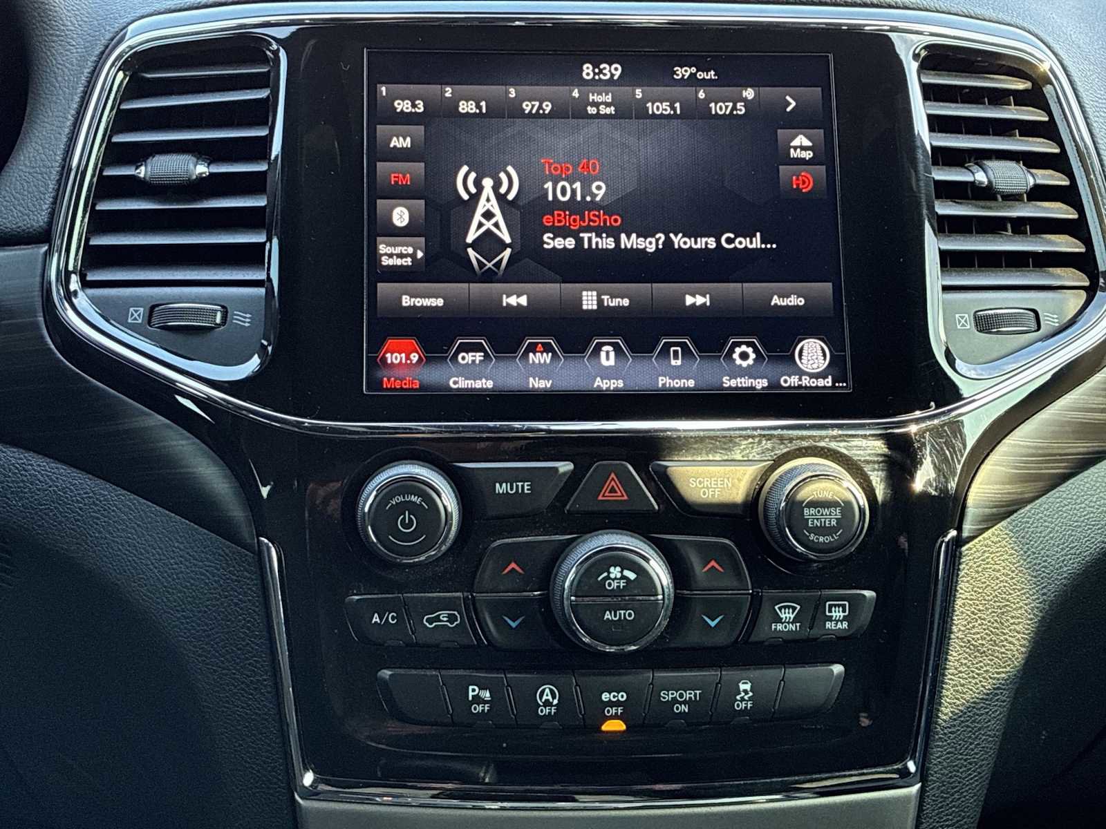 Used 2022 Jeep Grand Cherokee Laredo E AWD/4WD image 12